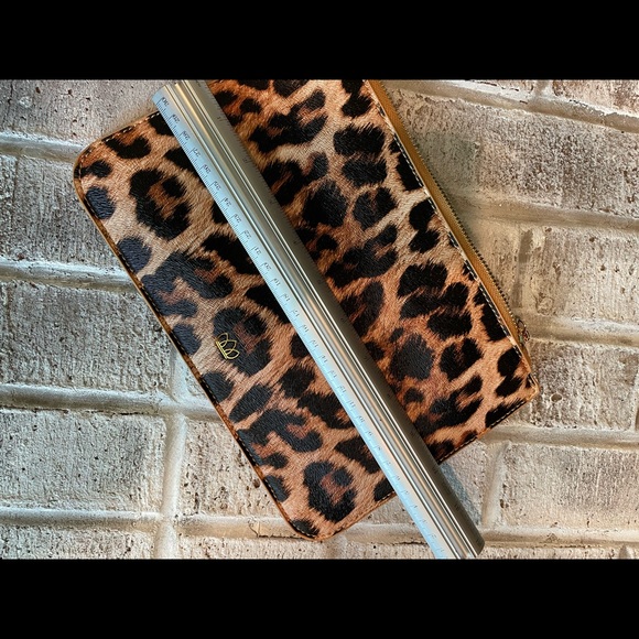 Stylish Leopard Print Wristlet in Vegan Leather - Perfect for On-the-Go Storage - Picture 9 of 12